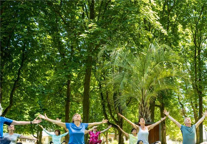 Gemeinsam und in wunderschöner Atmosphäre kann wieder Yoga gemacht werden. Foto: Dominik Ketz