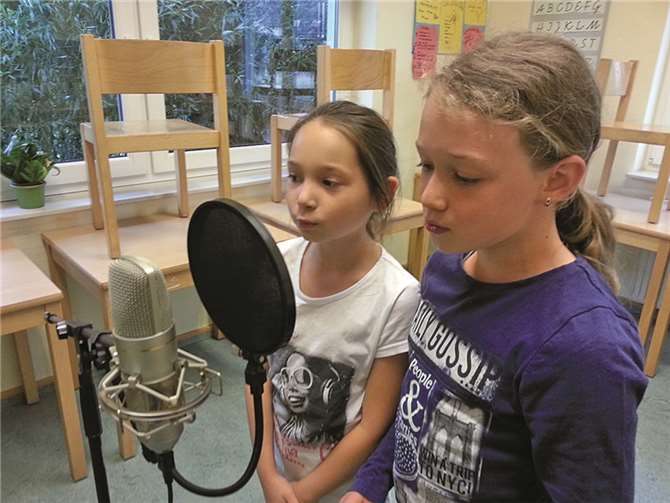 Gemeinsam und mit viel Mühe und Geduld nahmen einige Hortkids ihre erste eigene CD auf.  Privat