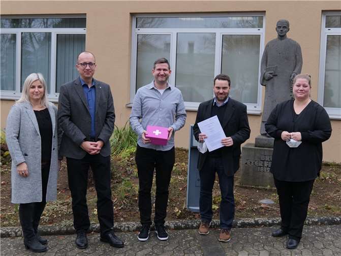 Gemeinsam unterwegs für die seelische Gesundheit von jungen Menschen. Die Barmherzigen Brüder Saffig und der Verein Irrsinnig Menschlich setzen sich künftig als Projektpartner für die seelische Gesundheit von Schülerinnen und Schülern ein.Foto: privat