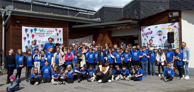 Gemeinsam verbrachte man schöne Stunden auf dem Dorfplatz.  Foto: privat
