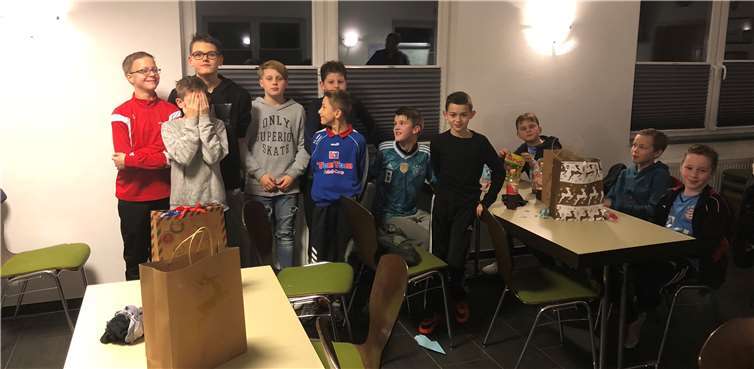 Gemeinsam verbrachten die Jungs der D2-Jugend einen schönen Abend und blickten auf eine erfolgreiche Vorrunde zurück. Privat