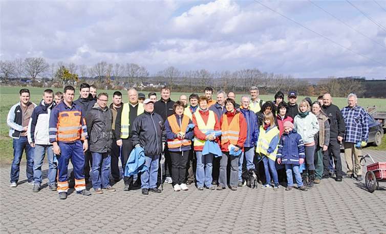 Gemeinsam versammelte man sich am Sportplatz, um von dort in den ersten „Frühjahrsputz“ zu starten. Jasmin Franz