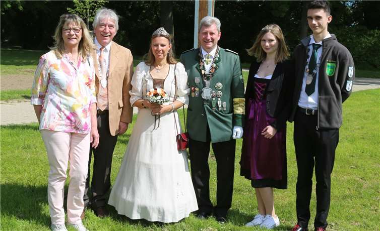 Gemeinsam versammelten sich die neuen Majestäten am Schützenplatz unter dem Kreuz. Fotos: StF