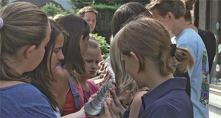 Gemeinsam versuchen sich die jungen Leute am Geschicklichkeitsspiel. privat