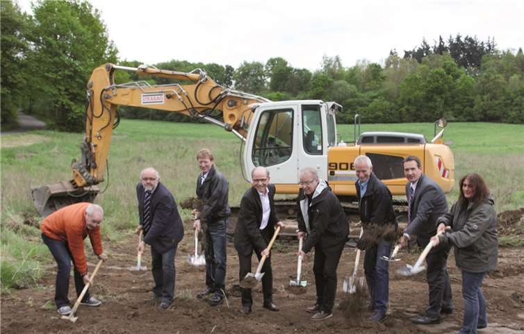 Gemeinsam vollziehen (v.l.) Horst Friede, Jürgen Häfner, Werner Stahl, Georg Hollmann, Paul Dohmen, Arno Schmitz, Thomas Przybylla und Martina Willebinzki den symbolischen „Ersten Spatenstich“. Privat