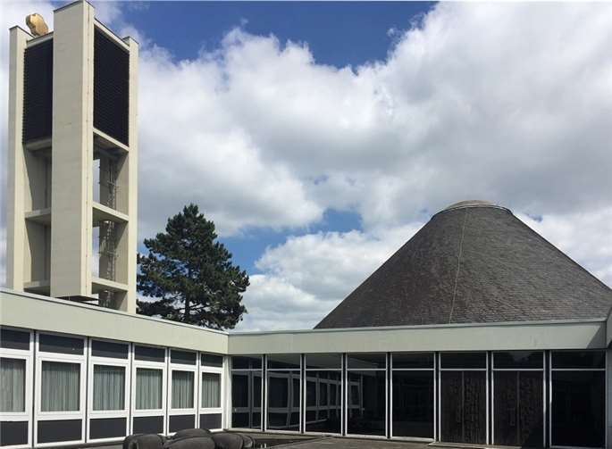 Gemeinsam von deutschen und französischen Architekten und Künstlern entworfen und gebaut, wurde die Kirche ein kraftvolles Symbol der Aussöhnung zwischen den beiden Völkern Frankreich und Deutschland. F. Simon