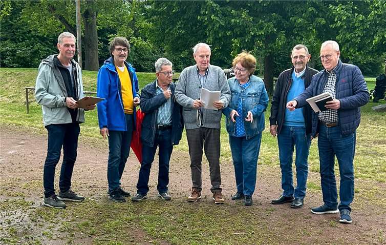 Gemeinsam vor Ort: Der Vorsitzende des VfL Neuwied, Klaus Dillenberger (Bildmitte), mit Vertretern des SPD-Ortsvereins Neuwied-Stadtmitte und Irlich bei der Begehung des Germaniaplatzes – der Zustand zeigt deutlich, wie dringend die Erneuerung der Anlage ist.Foto: Michael Mang