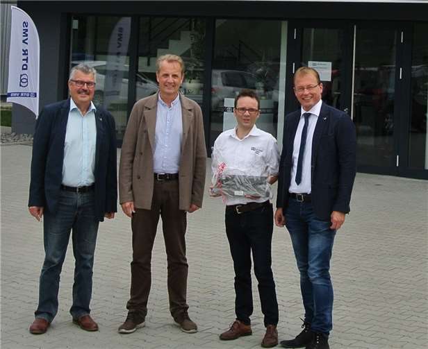 „Für uns kann es keinen besseren Standort geben“ Gemeinsam vor dem neuen Entwicklungs- und Forschungszentrum am Flugplatz Mendig (v.l.): Stadtbürgermeister Hans-Peter Ammel, Architekt Michael Thillmann aus Koblenz, Standortmanager der DTR VMS Mike Lines und Mendigs Verbandsgemeindebürgermeister Jörg Lempertz.