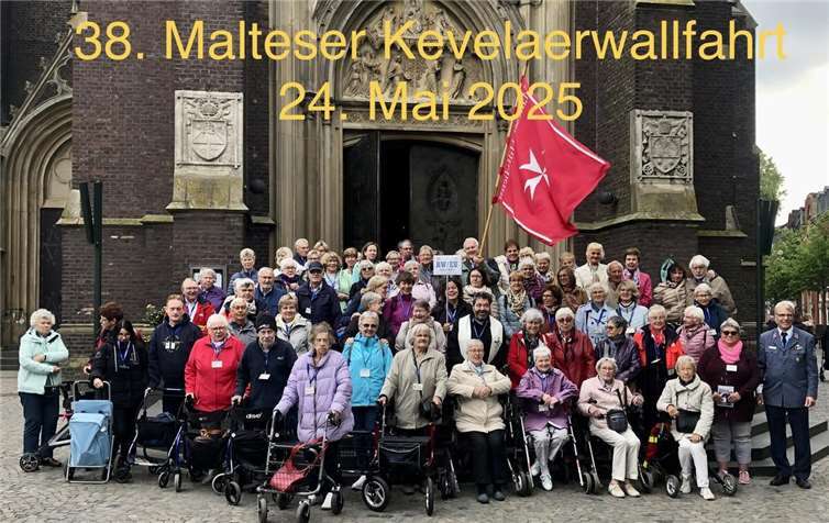 Gemeinsam vor der Basilika St. Marien: Die Pilgergruppe aus Sinzig und Mechernich in Kevelaer.  Foto: Karin Gerstenmeyer