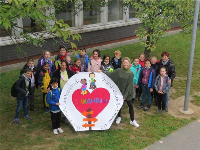 Gemeinsam wanderten die Schüler der Lindenschule in Bad Breisig zugunsten der Partnerschule in Bad Neunahr.Foto: privat