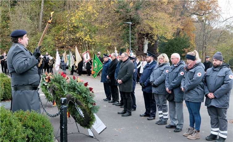 Gemeinsam waren alle Vereinsvertreter zum Friedhof marschiert.Fotos: SES