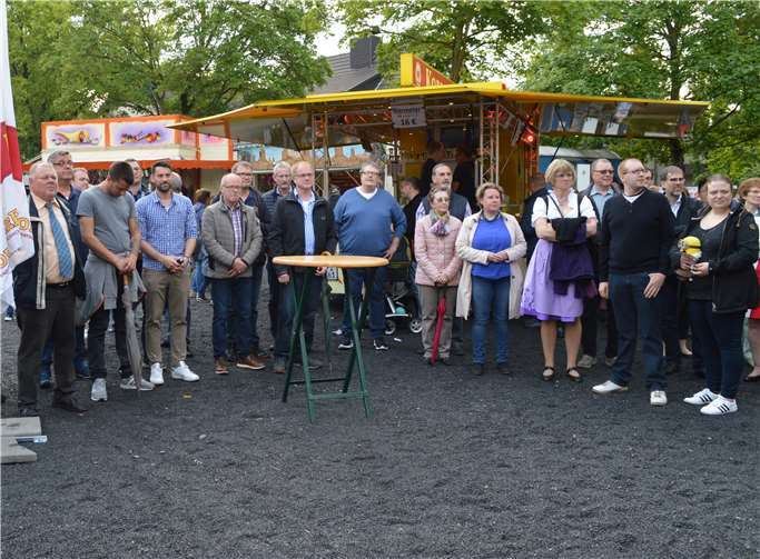 Gemeinsam wartete man auf den offiziellen Fassanstich.Fotos: -AB-