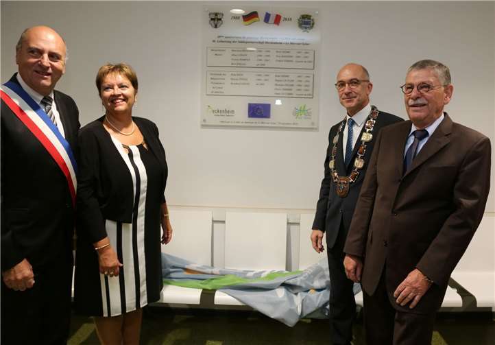 Gemeinsam weihten die Bürgermeister von Meckenheim und Le Mee die Stele im Rathaus ein.Fotos: StF