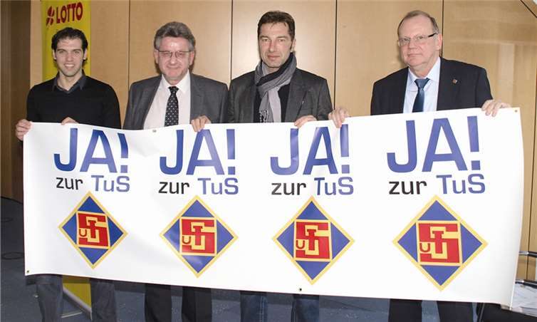 Gemeinsam weiter nach vorne - „Ja zur TuS“ sagen auch Co-Trainer Evangelos Nessos, Trainer Peter Neustädter (Aufsichtsratsmitglied) und Prof. Dr. Werner Hecker (Präsident der TuS Koblenz) (v.l.).US
