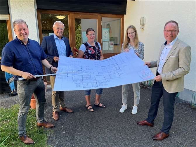Gemeinsam werden die Pläne der Kita-Erweiterung präsentiert.  Foto: privat