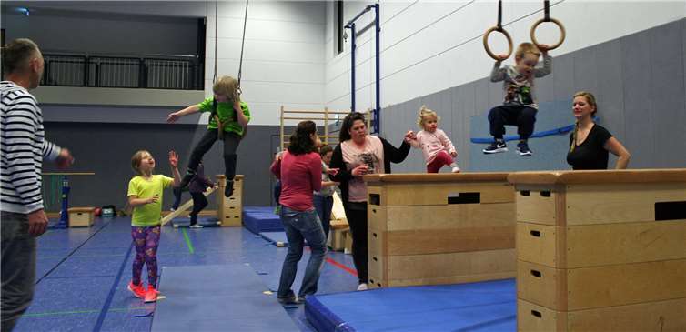 Gemeinsam werden die Sportgeräte ausprobiert. VfL Waldbreitbach