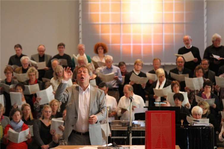 Gemeinsam werden diese Lieder nicht nur gesungen und musikalisch erarbeitet, sondern auch inhaltlich betrachtet.  Foto: Haus Wasserburg
