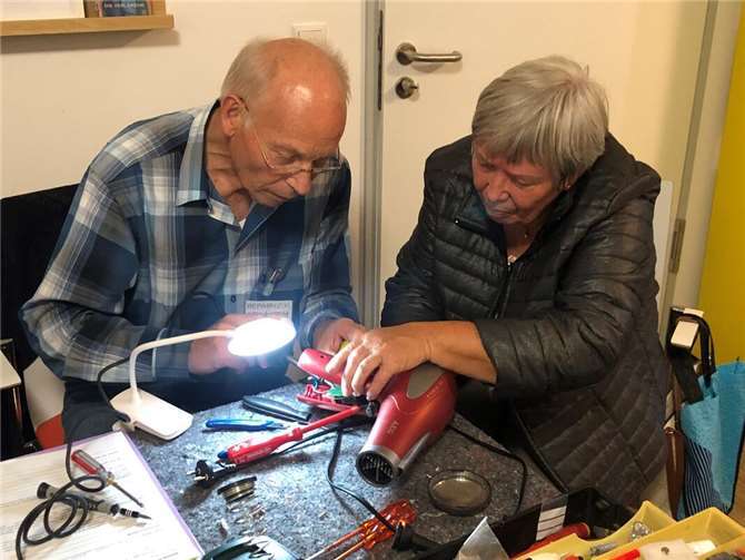 Gemeinsam werden kaputte Gegenstände repariert.  Foto: Julia Frericks