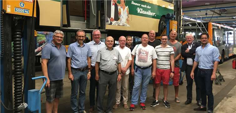 Gemeinsam will man dem Oldie-Bus neues Leben einhauchen. Foto: Privat