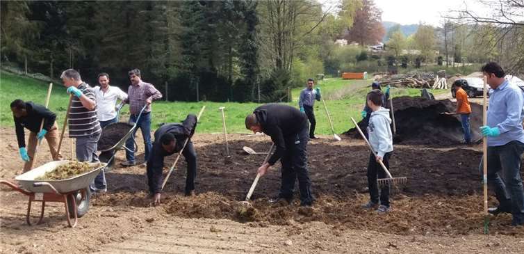 Gemeinsam wird der Acker bearbeitet.