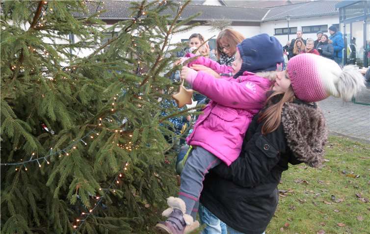 Gemeinsam wird der Baum zum Kunstwerk.