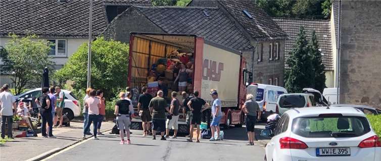 Gemeinsam wird der riesige LKW beladen.