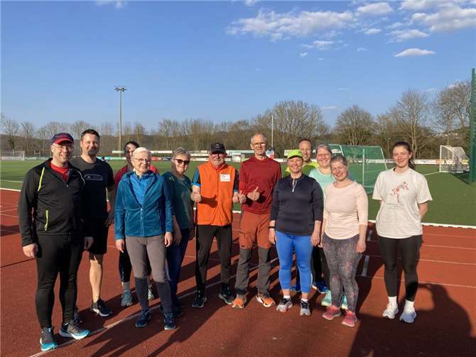 Gemeinsam wird für die Teilnahme am Deichlauf trainiert. Foto: Dennis Swirsky