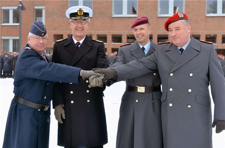 Gemeinsam wollen sie das Fähigkeitskommando für das Militärische Nachrichtenwesen der Bundeswehr zum Erfolg führen: Oberst i.G. Ralf Güttler, Vizeadmiral Manfred Nielson und die beiden Brigadegeneräle Jürgen Setzer und Roland Brunner (v. l.). VJ