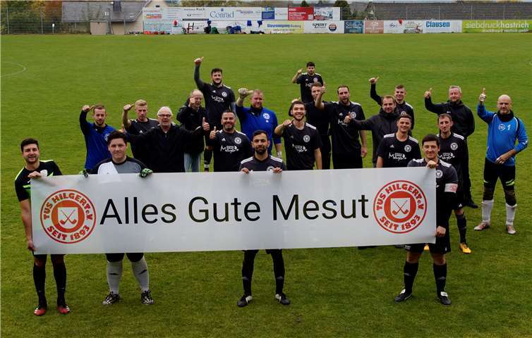 Gemeinsam wünschen die Mannschafts- und Vereinskameraden ihrem Mittelfeldspieler Mesut Ucuz gute Besserung. Foto: privat