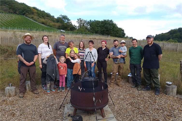 Kürbissuppe überm Lagerfeuer – Eine gelungene Familienaktion in der Casa Natura Gemeinsam wurde Kürbissuppe über dem Lagerfeuer gekocht. Foto: privat