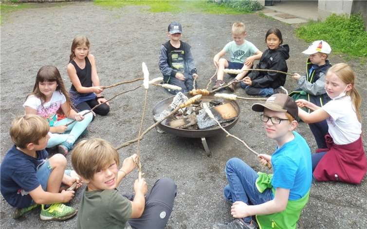 Gemeinsam wurde Stockbrot gebacken.