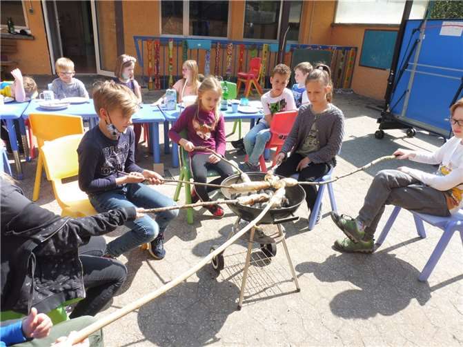 Gemeinsam wurde Stockbrot gegrillt.