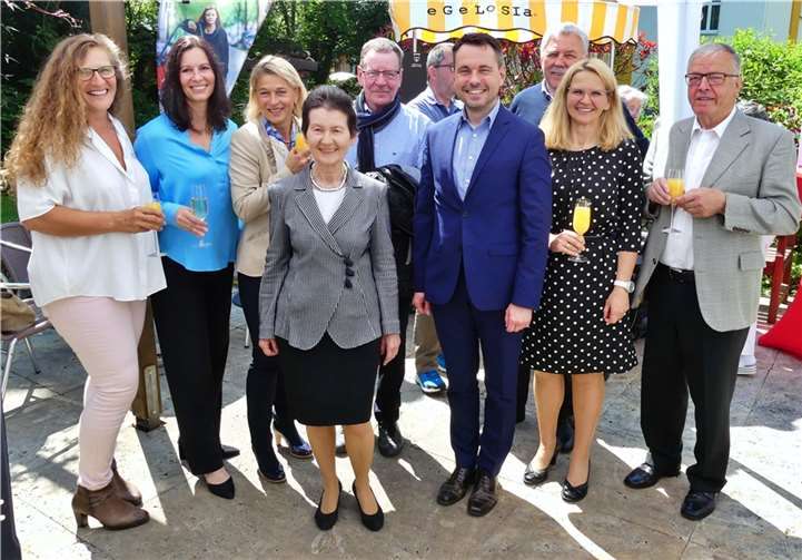 Gemeinsam wurde auf den gelungenen Umbau der Räumlichkeiten des stationären Hospizes St. Martin beim Tag der offenen Tür angestoßen (v.li.): Andrea Krahe (Hospizleiterin), Brit Schneider (Architektin), Angela Müller-Valkyser (Mitglied des Verwaltungsrates der Stiftung Ev. Stift), Brigitte Bollinger-Wechsler (Vorsitzende des Verwaltungsrates der Stiftung E. Stift), Alfred W. Hardt (Fördererverein Gemeinschaftsklinikum Mittelrhein), David Langner (Oberbürgermeister der Stadt Koblenz), Bernd Vohl (Mitglied des Verwaltungsrates der Stiftung Ev. Stift), Lucie Krzanowski (Geschäftsführerin der Stiftung Ev. Stift) und Lothar Fleck (Mitglied des Verwaltungsrates der Stiftung Ev. Stift). Foto: Marcus Kneip, Koblenzer Hospizverein e.V