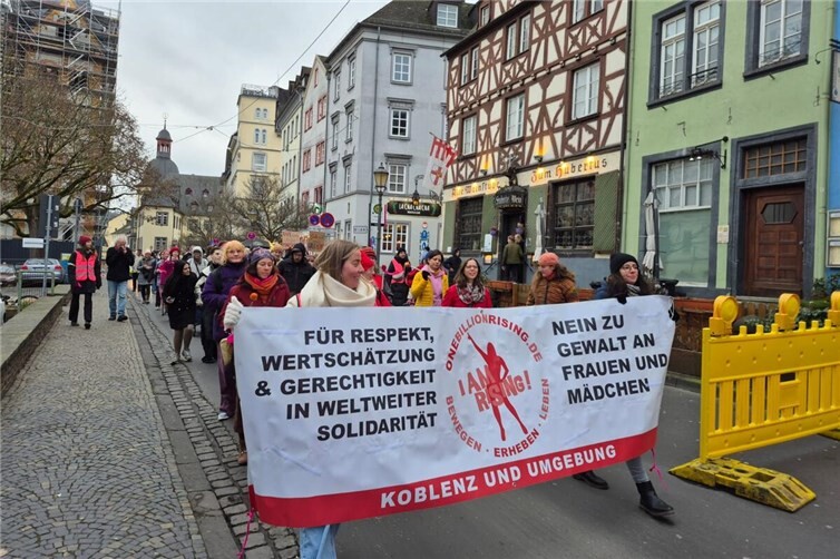 Gemeinsam wurde auf die Gewalt an Frauen aufmerksam gemacht und dagegen getanzt.