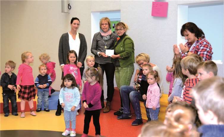 Gemeinsam wurde bei der Spendenübergabe gesungen. privat