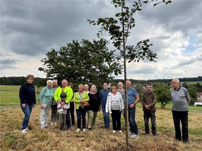 Gemeinsam wurde beim letzten Treffen eine Winterlinde gepflanzt.  Foto: privat