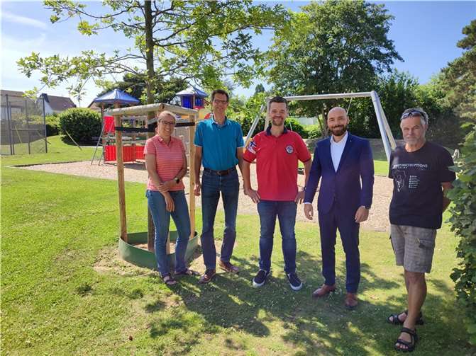 Gemeinsam wurde das Projekt umgesetzt, für mehr Schatten auf dem Spielplatz zu sorgen.  Foto: privat