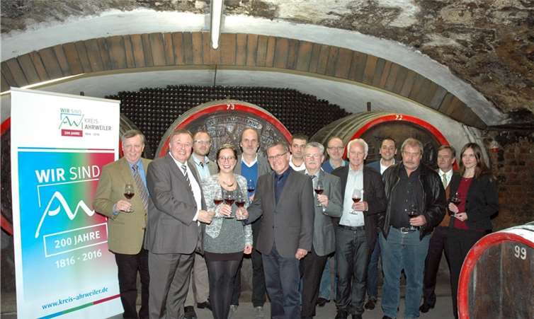 Gemeinsam wurde der Jubiläumswein verkostet. UM