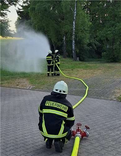 Feuerwehr gibt spannenden Einblick ins Einsatzgeschehen Gemeinsam wurde der Löschangriff geübt.