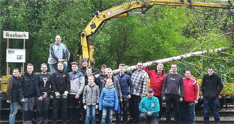 Gemeinsam wurde der Maibaum zum Bürgerhaus getragen.privat