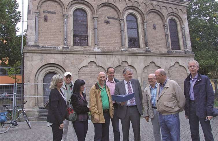 Gemeinsam wurde der Zustand der Michaelskapelle begutachtet.privat