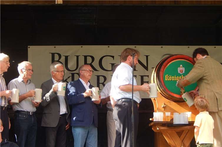 Gemeinsam wurde der festliche Antrunk des Burgen- und Parkfestes begangen. 