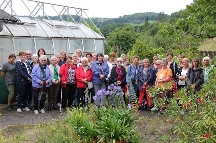 Gemeinsam wurde der klösterliche Kräutergarten erkundet.  Foto: privat