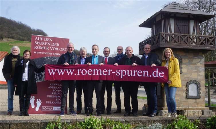 Gemeinsam wurde die Internetseite www.roemer-spuren.de ins Leben gerufen (v.l.n.r.): Rolf Plewa (Beigeordneter der Stadt Remagen), Agnes Menacher (Heimatmuesum Sinzig), Dr. Hubertus Ritzdorf (Museum Roemervilla Ahrweiler), Reiner W. Schmitz (RömerWelt Rheinbrohl), Andreas Geron (Stadtbürgermeister Sinzig), Jörg Busch (Römerbergwerk Meurin), Martin Mertesacker (RömerWelt Rheinbrohl), Kurt Kleemann (Römisches Museum Remagen), Frank Schröder (Museum Boppard) und Dr. Ricarda Giljohann (Stadtmuseum Andernach). Fotos: STUKO