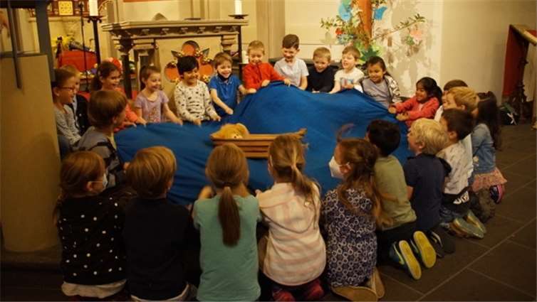 Gemeinsam wurde die Mitmachgeschichte „Der Sturm auf dem See“ erzählt. Foto: privat