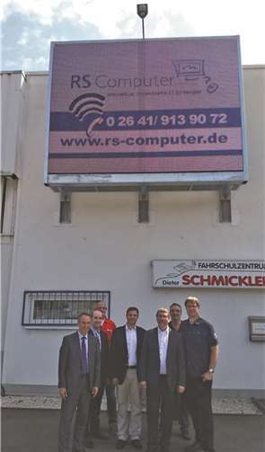 Gemeinsam wurde die Outdoor Videowall in der Kölner Straße eröffnet. privat