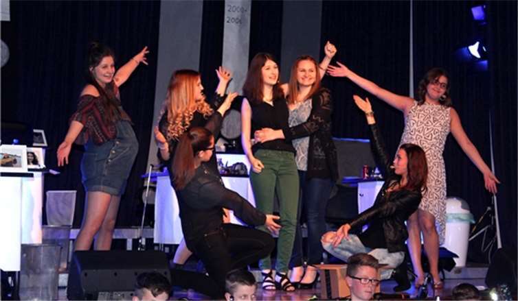 Gemeinsam wurde die Trophy-Frau von den Sekretärinnen gefeiert. DL