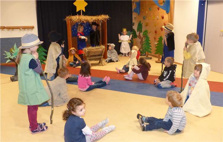 Gemeinsam wurde die klassische Weihnachtsgeschichte zu einem Musical umfunktioniert. Fotos: privat