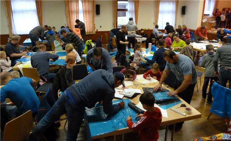 Gemeinsam wurde eifrig an den Drachen gearbeitet.