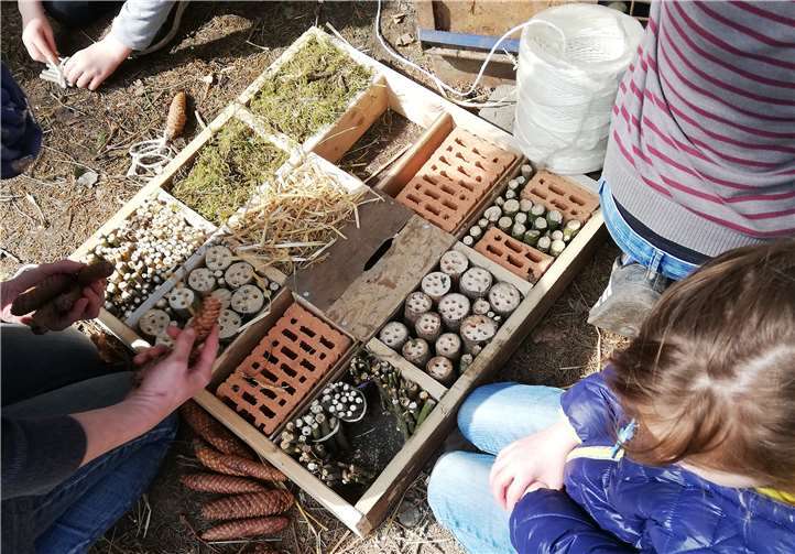 Gemeinsam wurde ein Insektenhotel befüllt und aufgestellt. Foto: privat